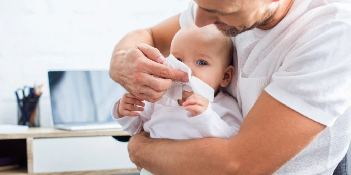Lekarz badający dziecka, wskazując na diagnostykę i leczenie infekcji oczu u najmłodszych. Lekarz badający dziecka, wskazując na diagnostykę i leczenie infekcji oczu u najmłodszych.