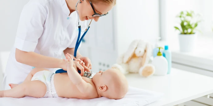 Pediatra bada oczy dziecka w gabinecie, ukazując profesjonalną opiekę zdrowotną i kontrolę wzroku. Pediatra bada oczy dziecka w gabinecie, ukazując profesjonalną opiekę zdrowotną i kontrolę wzroku.